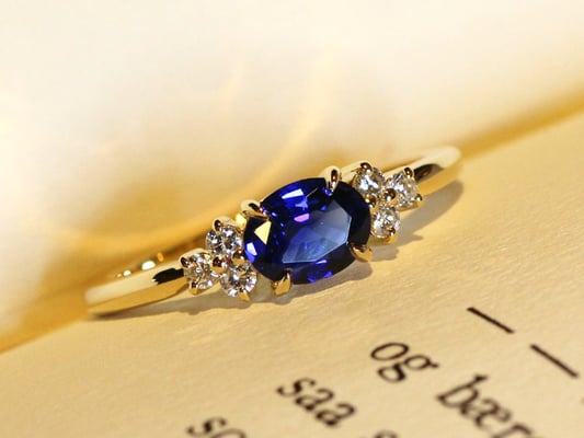 センターストーンの両サイドに集めたダイヤモンドが華やかな印象のリングです。