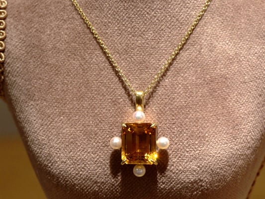 パールを四辺に配置し、クラシカルな印象に。