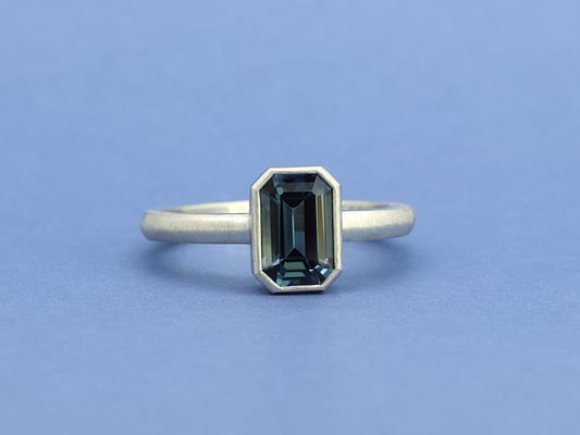 つや消しのプラチナが、ブルースピネルを際立たせています。