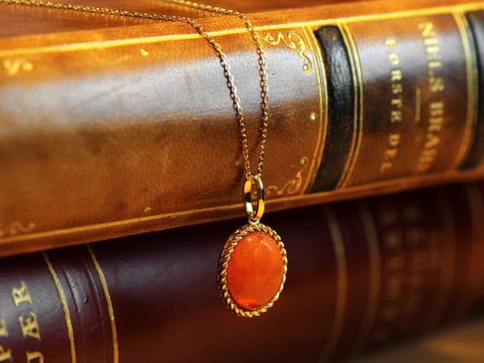 ねじりを加えた丸線をフレームに、石を収めました。