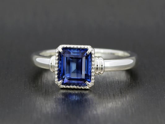 カイヤナイトとシルバーの組み合わせがクールな印象の指輪。アームの装飾もアクセントに。