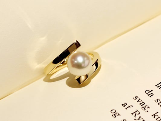 フォーマル以外にもお楽しみいただけるパールの指輪です。