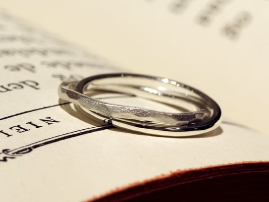 シルバーの二連リング。つや消しと光沢、異なる仕上げのリングを組み合わせて。