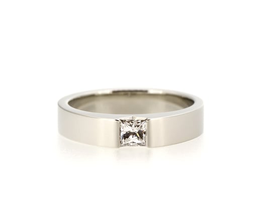 プリンセスカットのダイヤモンドを埋め込んだエンゲージリング