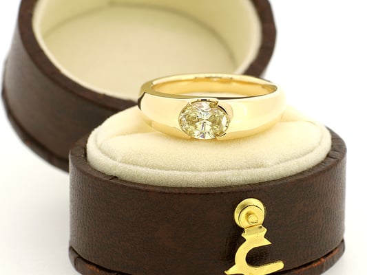 オーバルカットのダイヤモンドを、ボリューム感のあるK18リングにセッティング。