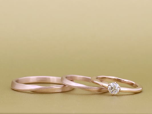 リングの幅と厚みに変化を付けて。マリッジリングとともにピンクゴールドで