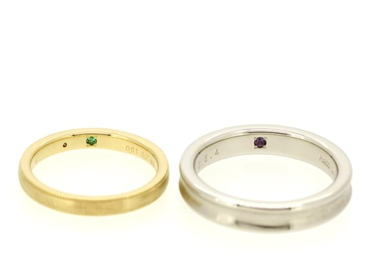 一つ前のマリッジリングの内側。お誕生石が入っています。