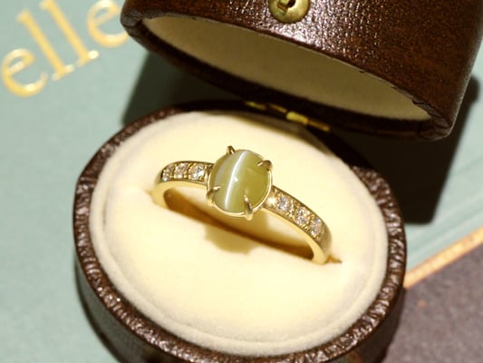 落ち着いた印象のクリソベリルキャッツアイに、ダイヤモンドとゴールドを合わせて華やかに。