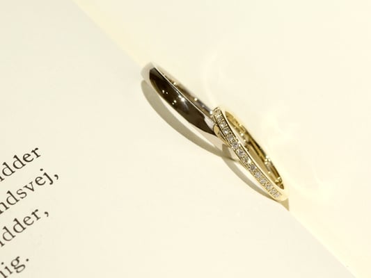 男性用リングはプレーンなデザイン、女性用リングはハーフエタニティ。