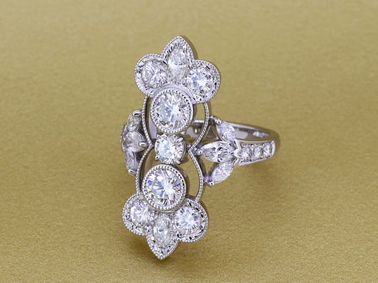 縦長のフォルムが印象的。アンティークの指輪をイメージしたリングです。