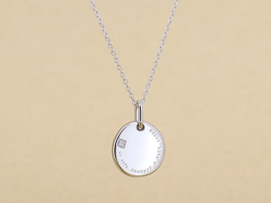 お持ち込みのプラチナリングを溶かしてプレート状に成形し、少しラフな感じの円形に仕上げました。  