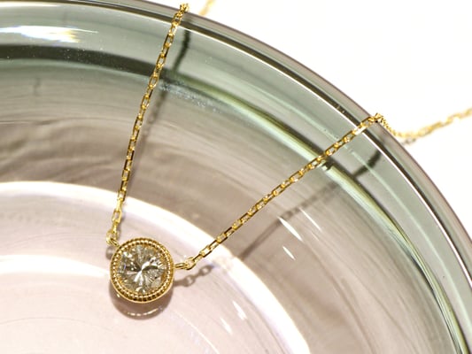 ミルグレインでダイヤモンドを囲んだ一粒石ペンダント。