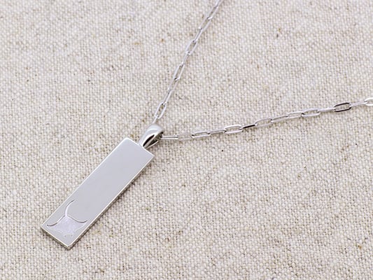 プラチナのプレートにマンタのシルエットを。