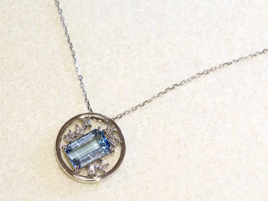 抜け感のあるデザインに、水色と白の組み合わせが爽やかな印象のペンダントです。