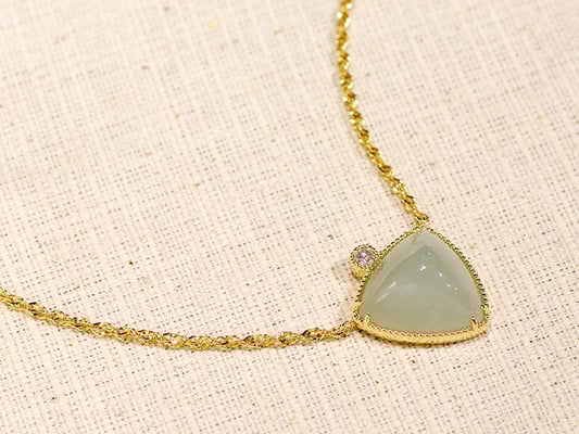 石とチェーンはお持ち込みいただきました。ラウンドの石はピアスに使われていたものです。