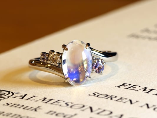 お持込いただいたラブラドライトに、タンザナイトとダイヤモンドを添えて。