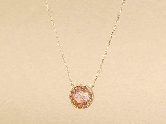 お持込いただいたサンストーンにミルグレインを合わせ、アンティークテイストに。