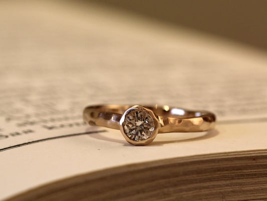 石枠にもアームにも槌目デザインをほどこし、ラフな仕上がりに