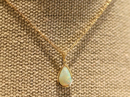 ペアシェイプのオパールをシンプルなペンダントに。