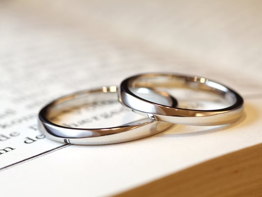 ななめのラインを境に上下の丸みを落とした、少しシャープな印象のマリッジリング。