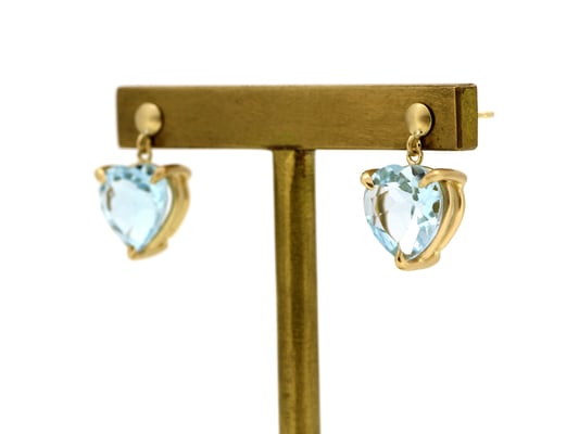 ハートシェイプの石を、揺れるタイプのピアスに仕立てました。