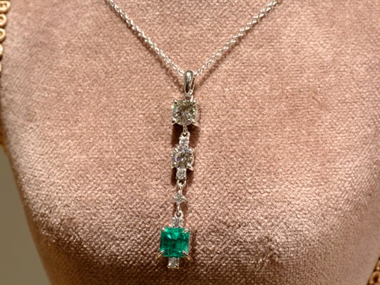 3本のリングから外した石の一部を使用しました。お客様のお好みを伺い、縦に長いタイプに。