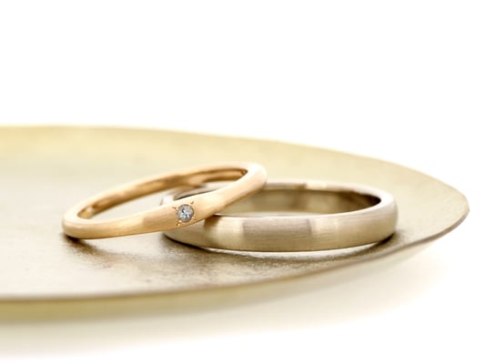 女性用リングは、アクアマリンを留めている部分の幅を少しアップ。実は男性用リングの内側にもアクアマリンが。