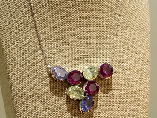 お手持ちの石を使った、ボリュームのあるペンダント。