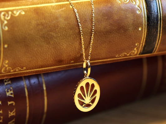 一つ前のペンダントの裏面デザイン。シェルのモチーフです。