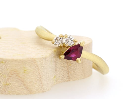 ユニークなカットのルビーは、別のリングに留まっていたものです。