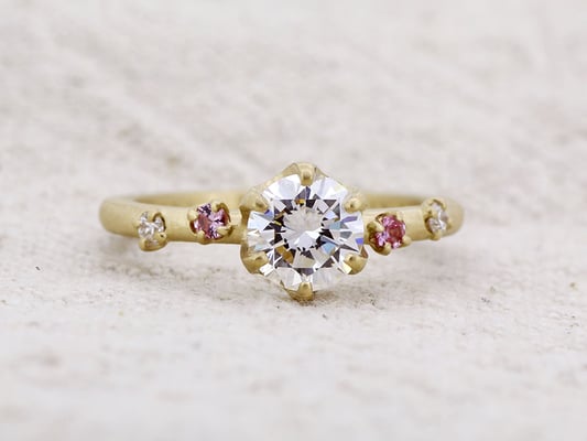 ご自身のエンゲージリングからのリフォーム。ピンクサファイアとダイヤモンドが可憐な印象に。