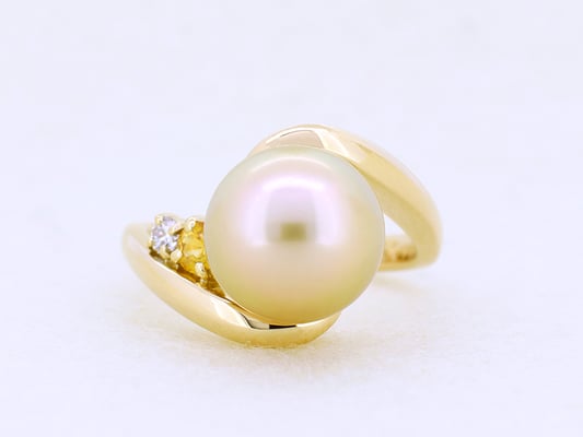 ゴールデンパールを包み込むようなデザインが、柔らかな印象を与えます。