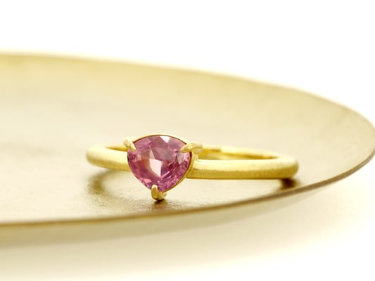 つや消しのイエローゴールドにピンク色が映えます。