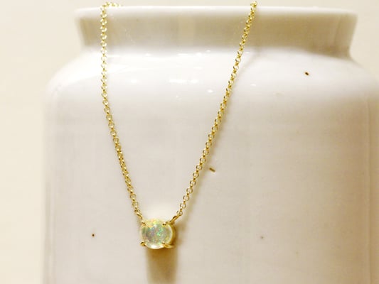 オパールのシンプルなペンダント。