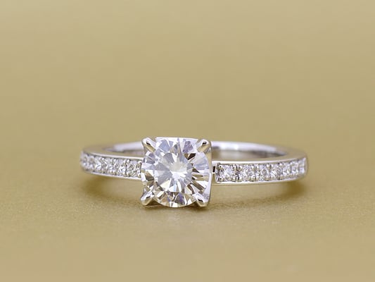 センターストーンは、四角形をベースにした4本爪の石枠にセッティング