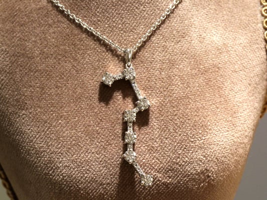 北斗七星のモチーフにダイヤモンドを敷き詰めた、メンズペンダント。