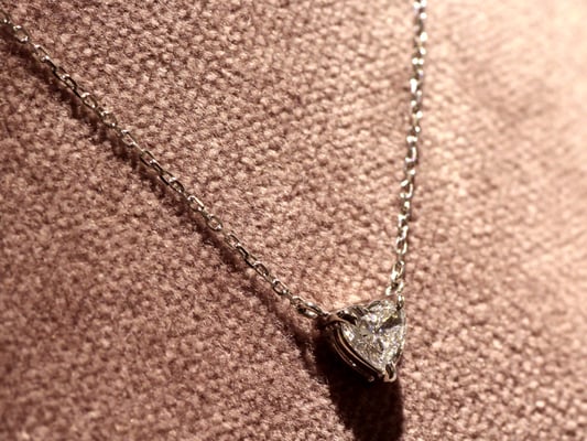 エンゲージリングに留まっていたハートシェイプのダイヤモンドをペンダントに仕立直しました。