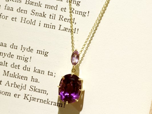 お手持ちの2本のリングの石を使用しました。紫の濃淡が良い感じに。