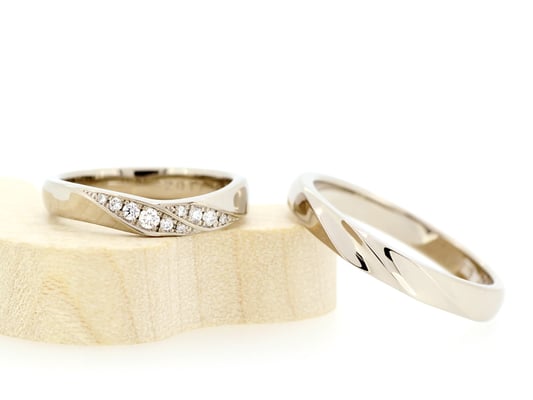 女性用リングはU字フォルムでダイヤモンド入り、男性用リングはストレート。お好みを活かしつつ、表面のデザインはお揃いに。