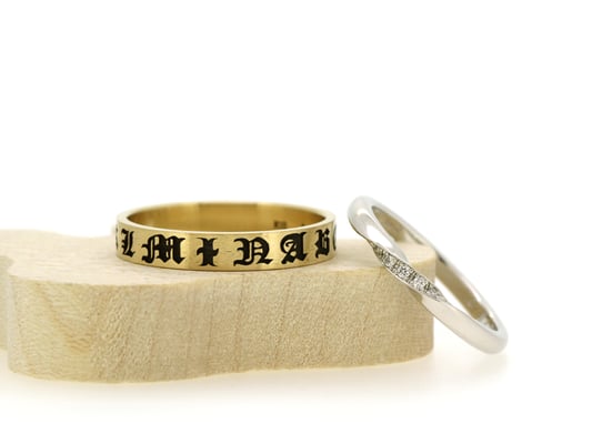 全く異なるデザインにされたお二人ですが、男性用リングにはお相手様のお名前が。