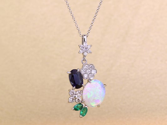 3本のリングの石を使ってお作りしました。花束のような印象のペンダントです。