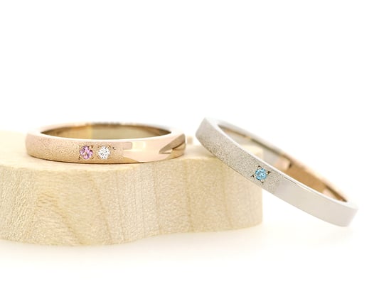 1/4周の素材を変え、別の1/4周にはダイヤモンドダスト加工を。見せる部分によって印象が変わる楽しいリングです。