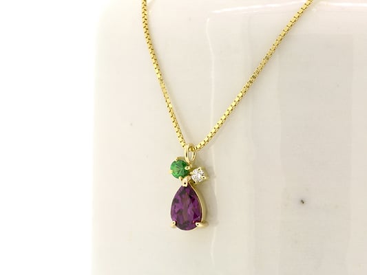 ペアシェイプのロードライトガーネットに、グリーンガーネットとダイヤモンドを合わせて。