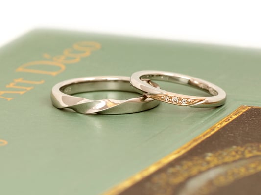 女性用リングには、センターにピンクゴールドとダイヤモンドを