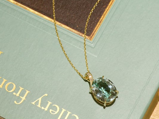 バチカンにダイヤをあしらい、メインの石を華やかに引き立てて。