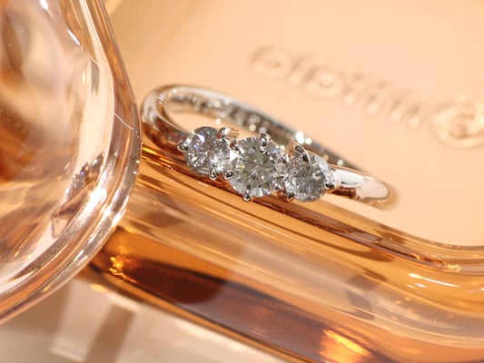 ダイヤモンドを３石並べて。緩やかなカーブが柔らかな印象に。