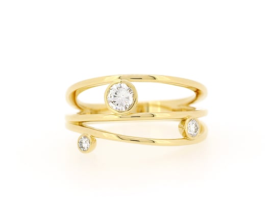 3連風のリングにダイヤモンドを。