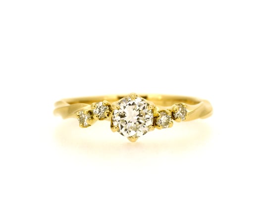 当店オリジナルブランドのエンゲージリングに、セミオーダーでメレダイヤモンドを加えて