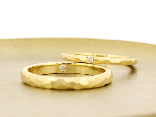 一つ前の男性用マリッジリングには、内側にダイヤモンドが入っています