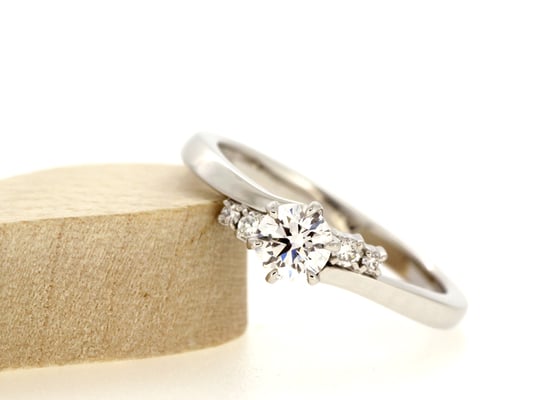 センターダイヤモンドに向けてアームを傾け、少しシャープな印象に